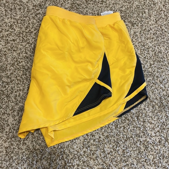 Under Armour Heat Gear shorts - Picture 2 of 4